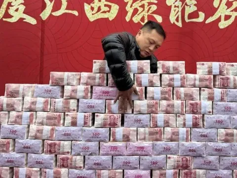 Cảnh phát thưởng cuối năm hoành tráng ở nông thôn Trung Quốc: Nông dân toàn nhận tiền tỷ, "núi tiền" ai thấy cũng ham