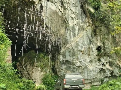 Hang động trong núi ở nơi cách Hà Nội hơn 100km, du khách nhận xét tới đây "ngỡ như đi xuống địa ngục"