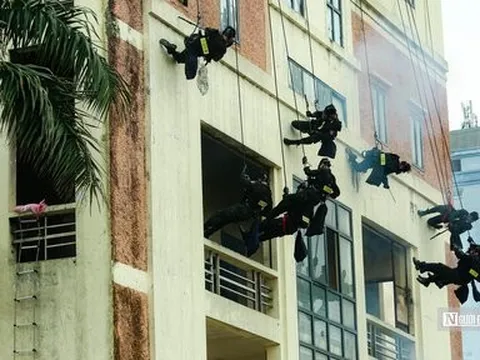 Cảnh sát giữ gìn hòa bình đu dây bắn súng, cứu con tin, chống khủng bố