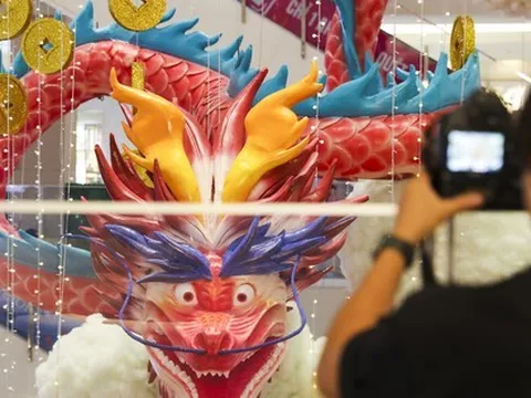 Linh vật rồng với biểu cảm 'lạ' gây chú ý ở TPHCM