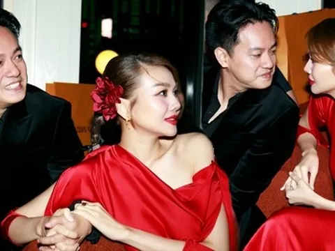 Thanh Hằng phát "cẩu lương" bên ông xã: Nắm chặt tay kè kè suốt sự kiện, ánh mắt tình tứ nhìn phát biết vợ chồng son