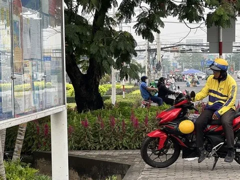 Có lương hưu, người lao động vẫn phải chạy xe ôm kiếm sống