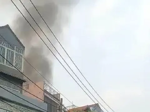 Cháy nhà ở Tp. HCM, có hai người mắc kẹt bên trong được giải cứu