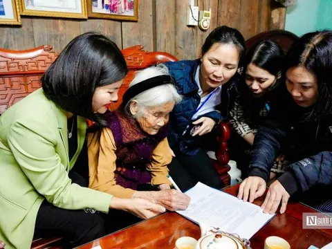 Hà Nội: Người cao tuổi làm thủ tục mở tài khoản nhận tiền trợ cấp