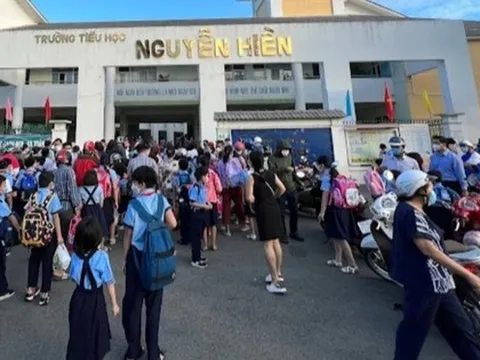 Hàng chục học sinh tại 1 trường học ở TP HCM nghỉ học bất thường