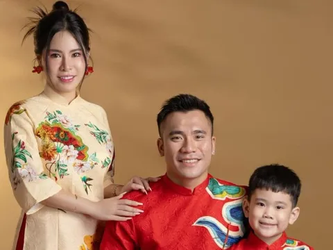 Trung vệ U23 Việt Nam khoe ảnh áo dài cùng con trai và bạn gái, 6 năm bên nhau nhưng vẫn chưa cưới