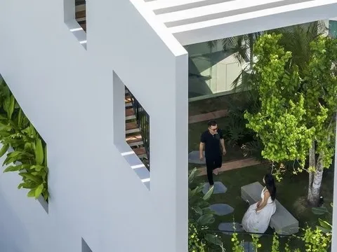 Cận cảnh căn nhà phố 100m2 như "ốc đảo xanh" giữa lòng đô thị: Được "ôm trọn" bởi cây xanh, mặt nước, ấn tượng với khu vườn trên cao