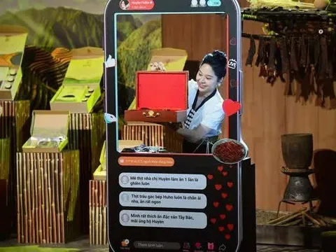 Từ cú ngã 100 tỷ đến "nữ hoàng" đồ ăn vặt online doanh thu 1 triệu USD/tháng, tiktoker Huyền Huho là ai?