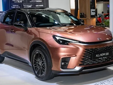 Sờ tận tay xe nhỏ nhất, rẻ nhất của Lexus: Vỏ như RX, ruột từ Yaris Cross nhưng nhiều option, hàng ghế sau chật