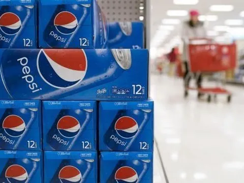 Tại sao PepsiCo vẫn hả hê khi loạt sản phẩm từ khoai tây chiên Lay's, trà Lipton, Pepsi, 7 Up bị ngừng bán tại các siêu thị ở nhiều quốc gia?