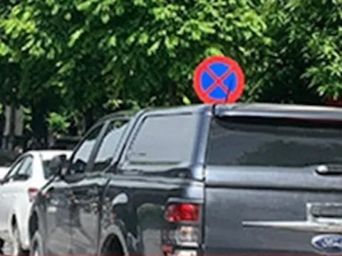 Đỗ ô tô che khuất biển báo hiệu đường bộ bị phạt bao nhiêu tiền?