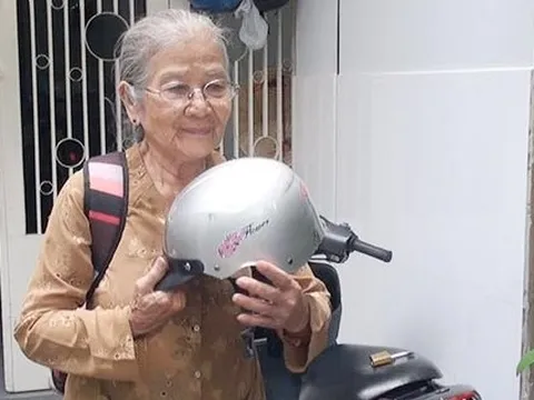 Nữ nghệ sĩ 91 tuổi vẫn tự lái xe máy đi làm, khiến đàn em thấy có lỗi vì một hành động