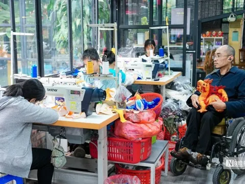 Cận cảnh sản xuất những chú rồng nhồi bông của người khuyết tật