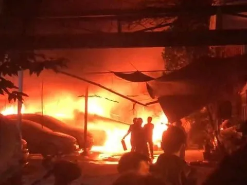 Cháy lớn tại một bãi giữ xe ôtô trong đêm