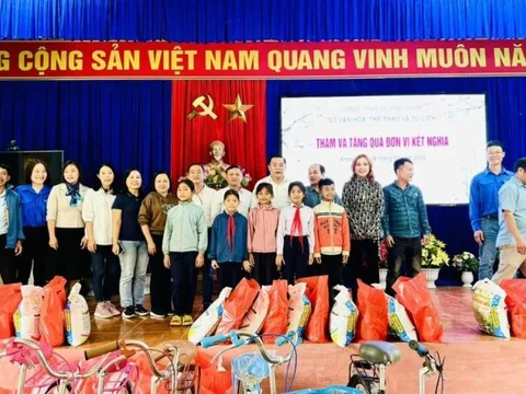 Quảng Nam: Chia sẻ khó khăn, mang Tết đến sớm với đồng bào miền núi