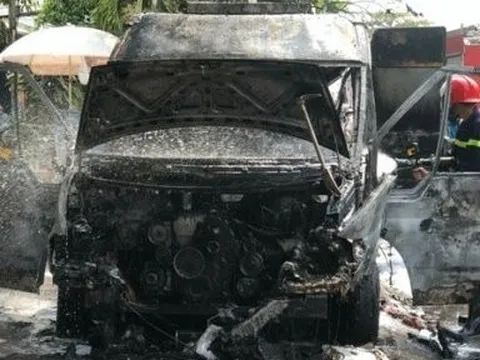 Mới mua lại được vài tháng, ô tô cháy trơ khung