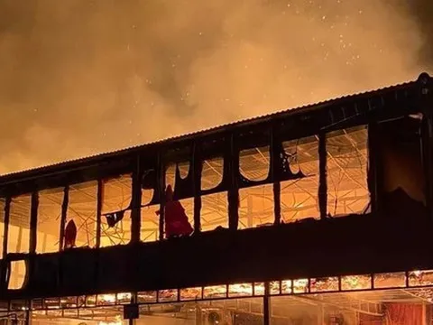 Lửa cháy đỏ rực trong đêm tại xưởng ván gỗ ở Phú Thọ