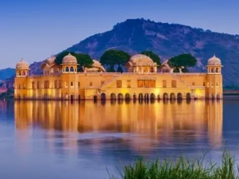 Cận cảnh kỳ quan cung điện quanh năm ngập chìm trong nước nổi tiếng ở Ấn Độ