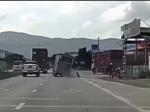 Nghệ An: Xe tải bất ngờ “rụng lốp” khi đang chạy bon bon trên đường