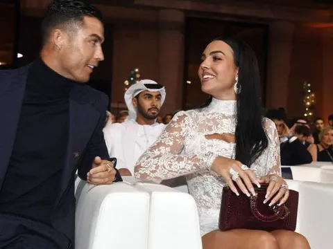 Bạn gái Ronaldo đeo kim cương đầy người đến dự lễ trao giải, hạnh phúc đến phát khóc khi được CR7 gọi là "vợ"