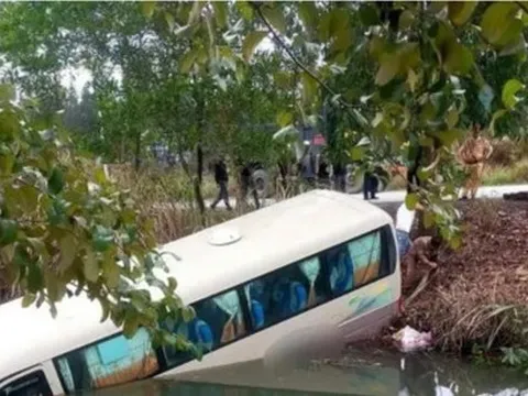 Tai nạn liên hoàn ở Hạ Long, xe khách chở 22 người lao xuống ao