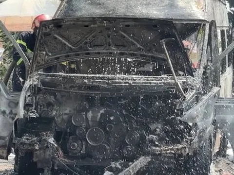 Tp.HCM: Đang di chuyển, ô tô 16 chỗ bất ngờ cháy