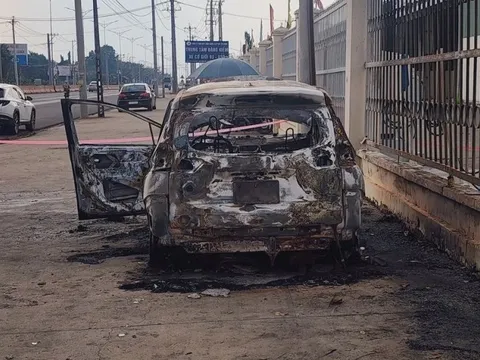 Bình Phước: Xe ô tô 7 chỗ bốc cháy trong đêm