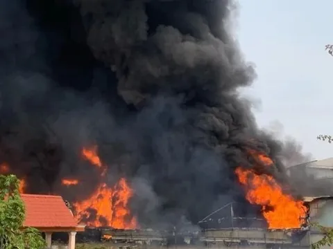 Bình Dương: Cháy lớn tại một công ty sản xuất nệm mút