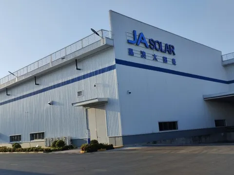 Công ty pin năng lượng mặt trời Trung Quốc JA Solar tăng trưởng thần tốc tại Việt Nam: Doanh thu năm 2023 hơn 68.000 tỷ, dự kiến tăng gấp đôi vào năm 2024