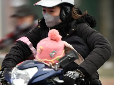 Hà Nội 12 độ C, người dân chật vật đi làm trong mưa lạnh