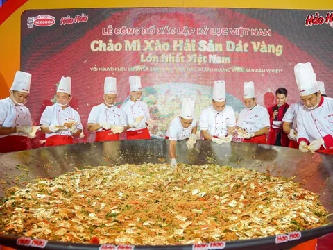 Doanh nghiệp đằng sau chảo mì xào hảo sản dát vàng lớn nhất Việt Nam với 20 hũ vàng vảy và 500 lá vàng rát mỏng