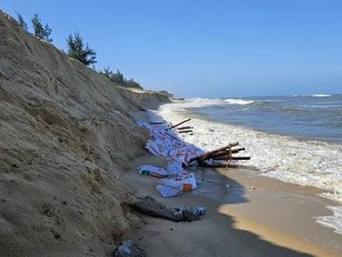 Cận cảnh bãi biển đẹp nổi tiếng ở Quảng Bình bị sạt lở bất thường