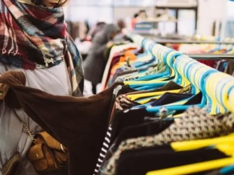 Khủng hoảng chi phí sống, nhiều người trẻ chia tay thói quen mua sắm, tập dùng “đồ si”