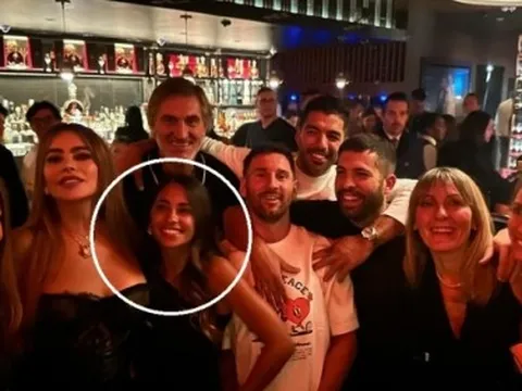 Vợ chồng Messi chụp ảnh cùng mỹ nhân Hollywood, bà xã Antonela được khen hết lời vì chọn vị trí đứng tinh tế