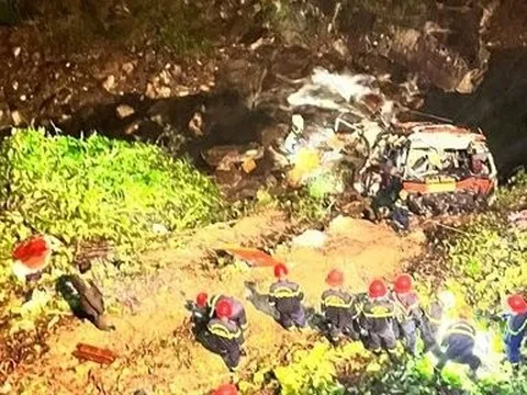 Đà Nẵng: Xe khách lao xuống vực khiến hàng chục người thương vong