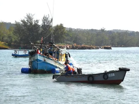 Vùng 5 Hải quân cứu kéo tàu của ngư dân Kiên Giang ra khỏi nơi mắc cạn