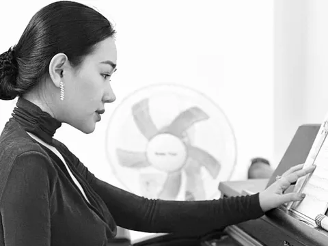 Vợ Hồ Tấn Tài khoe bận cả trăm công việc vẫn tập chơi đàn, chàng cầu thủ có phản ứng bất ngờ