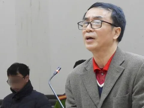 Ông Trần Hùng ở nhà riêng vào thời điểm kẻ môi giới khai đưa tiền tại phòng làm việc?