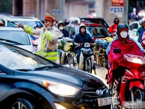 CSGT Hà Nội dầm mưa lạnh, phân luồng đảm bảo giao thông
