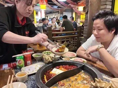 Khoa Pug khoe đi thăm thú Tứ Xuyên, ăn lẩu cay nhất thế giới, một chi tiết khiến 100% dân mạng khen ngợi