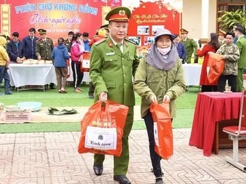 Ấm áp phiên chợ 0 đồng hỗ trợ cho gia đình có hoàn cảnh khó khăn