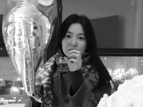 "Bà hoàng mặt mộc" Song Hye Kyo trở thành chủ đề hot khi thả nhẹ vài tấm ảnh xuề xoà ở trời Tây