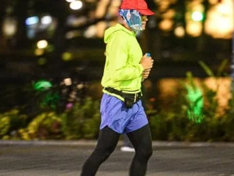 Trời rét căm căm, nhiều người vẫn dậy từ tờ mờ sáng ra Hồ Gươm tập thể dục