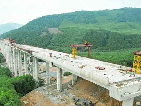 Cận cảnh những cây cầu vượt núi trên cao tốc Diễn Châu - Bãi Vọt