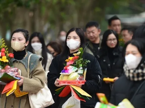 Rằm tháng Chạp, người Hà Nội tấp nập đi lễ vọng phủ Tây Hồ