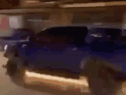 VIDEO: Tài xế bán tải "thông chốt" nồng độ cồn kéo lê xe CSGT dưới gầm nhiều km