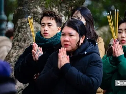 Hà Nội: Người dân vượt rét tới Phủ Tây Hồ dâng lễ ngày Rằm tháng Chạp
