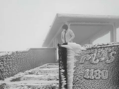 Không khí lạnh tăng cường, nhiệt độ ở đỉnh Mẫu Sơn xuống -2,6 độ C