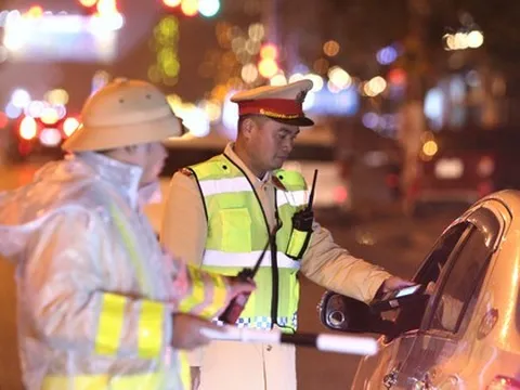 Đêm giá rét dưới 10 độ C tại các chốt kiểm tra nồng độ cồn