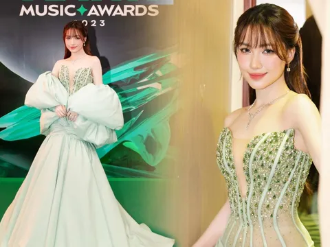Nữ ca sĩ đeo trang sức trị giá gần nửa tỷ lên nhận giải thưởng Làn sóng xanh 2023 gây sốt